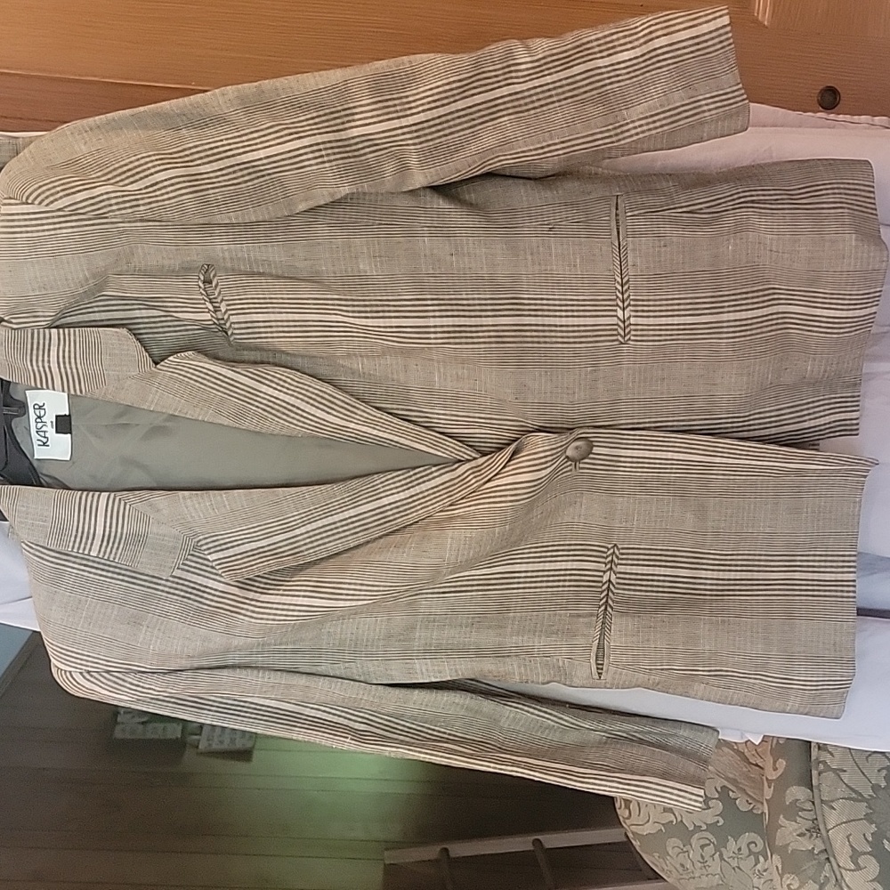 Kasper Women's 2 piece Jacket and Skirt Suit